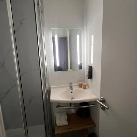 Sure By Western Nimes Est 3* Маргерит