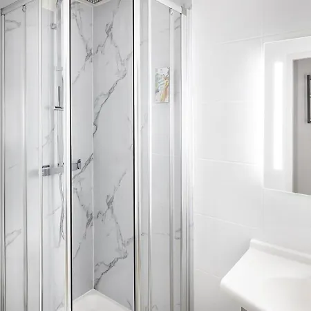 Sure By Western Nimes Est Отель 3*