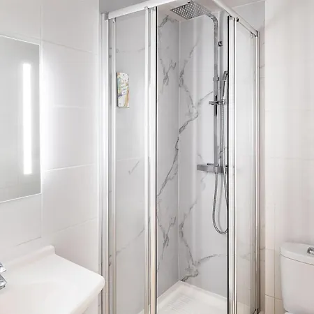 Отель Sure By Western Nimes Est 3*